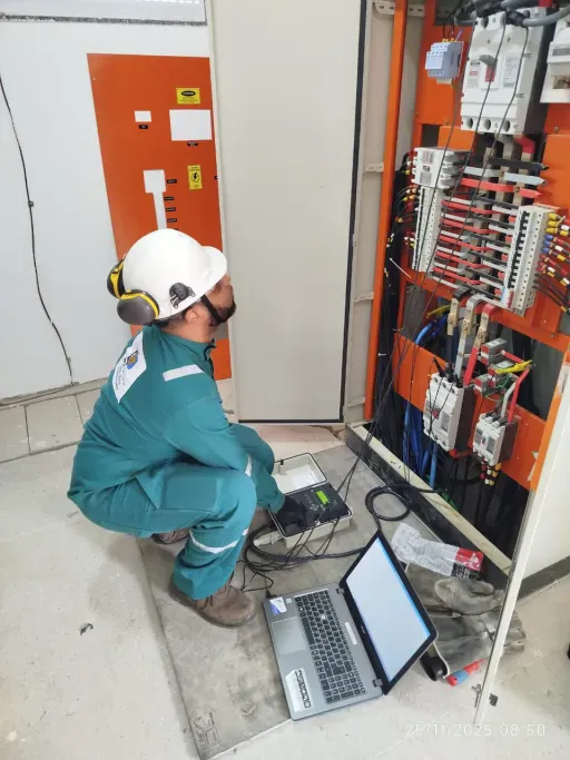 Inspeção técnica em painel elétrico